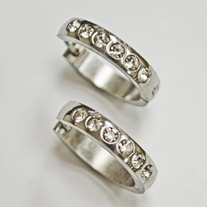 HUGGIE W/ CRYSTAL EARRINGS